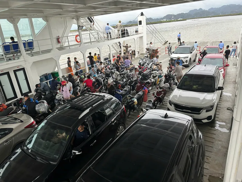 Người dân trở về đảo sau ba ngày không liên lạc được với gia đình. ẢNH: NGỌC SƠN Đảo Cát Bà