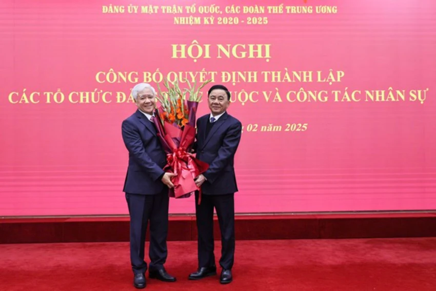 Thường trực Ban Bí thư Trần Cẩm Tú tặng hoa chúc mừng Chủ tịch Ủy ban Trung ương Mặt trận Tổ quốc Việt Nam Đỗ Văn Chiến. Ảnh: MTTQ Mặt trận tổ quốc Việt Nam