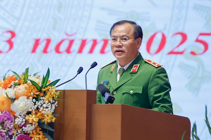 Thứ trưởng Bộ Công an Nguyễn Văn Long báo cáo kết quả thực hiện Đề án 06; tiến độ triển khai Trung tâm Dữ liệu Quốc gia. Ảnh: VGP/Nhật Bắc Bộ Công an