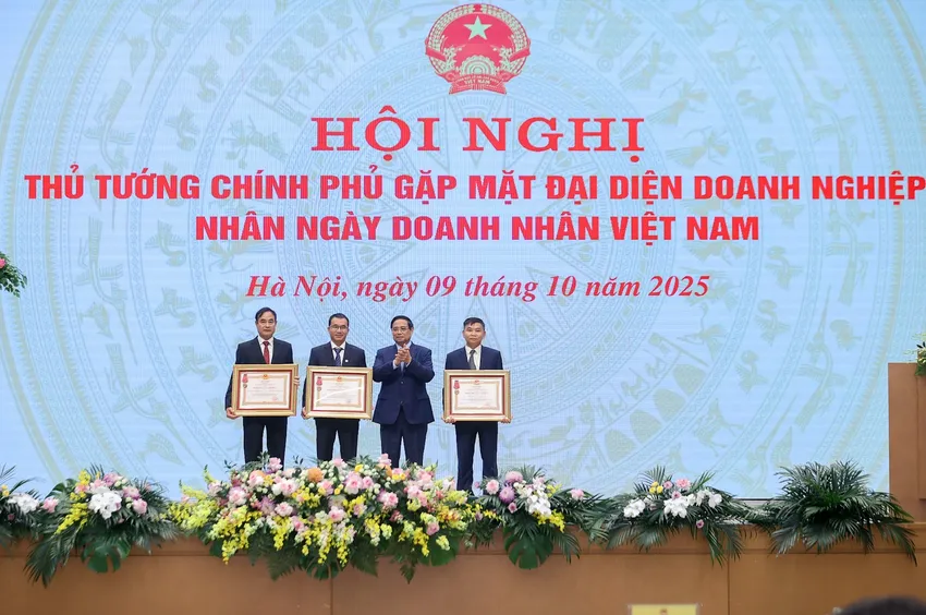 Tại Hội nghị, Thủ tướng Phạm Minh Chính đã thay mặt lãnh đạo Đảng, Nhà nước trao tặng Huân chương Lao động hạng 3 cho 3 đơn vị. Ảnh: VGP Thủ tướng Phạm Minh Chính trao .jpg