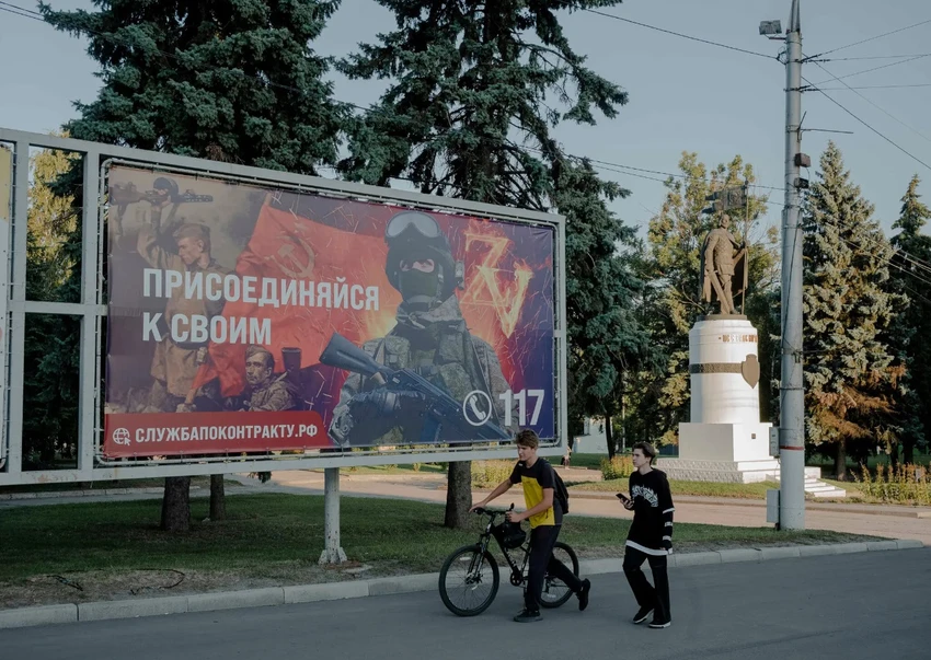 Sau khi Ukraine tấn công tỉnh Kursk, tấm áp phích tuyển quân của Nga đã được treo lên ở tỉnh này vào tuần trước. Ảnh: THE NEW YORK TIMES Ukraine tấn công tỉnh Kursk sẽ giúp Nga xoay chuyển thế trận?