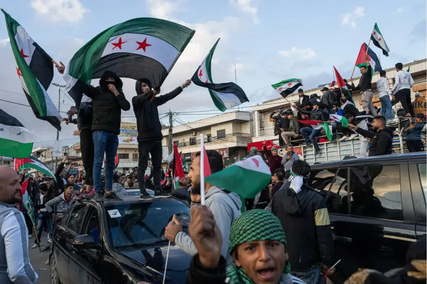 Người dân Syria tỏa xuống đường đón lực lượng nổi dậy sau khi chính quyền Tổng thống Bashar al-Assad sụp đổ. Ảnh: THE NEW YORK TIMES Hình dung 5 thế lực trong nội chiến Syria
