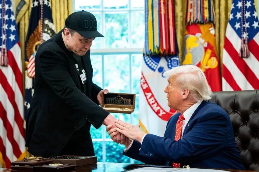 Tổng thống Trump tặng tỉ phú Musk chiếc chìa khóa vàng có khắc hình Nhà Trắng hôm họp báo chia tay tại phòng Bầu Dục 30-5. Ảnh: THE NEW YORK TIMES Việc làm ăn của tỉ phú Musk có suôn sẻ khi đối đầu với Tổng thống Trump?