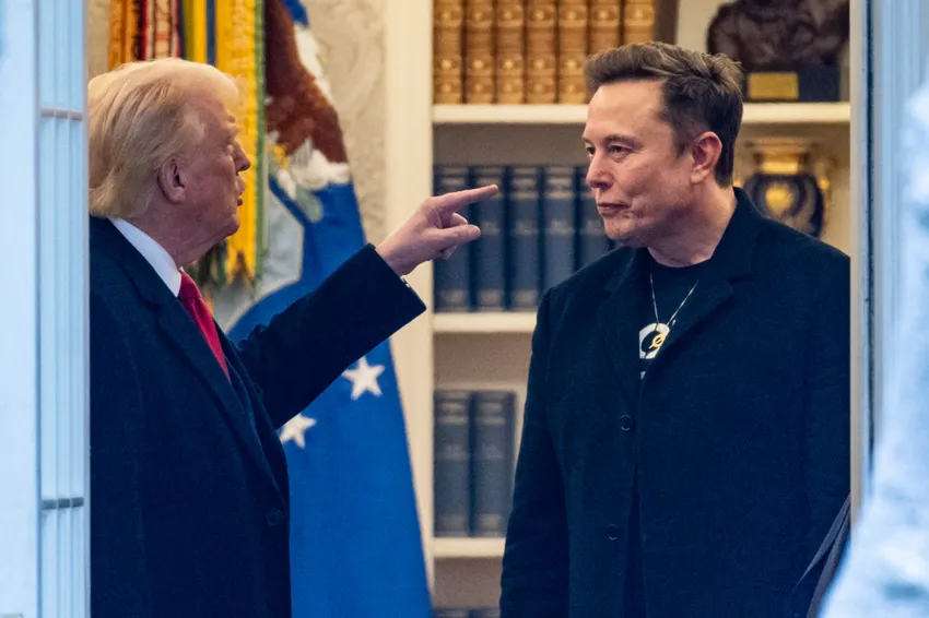Tổng thống Trump và tỉ phú Musk trong phòng Bầu Dục vào hồi tháng 3. Ảnh: AFP Việc làm ăn của tỉ phú Musk có suôn sẻ khi đối đầu với Tổng thống Trump?