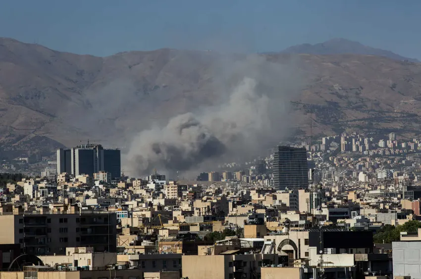 Thủ đô Tehran (Iran) vào ngày 18-6 sau cuộc không kích của Israel. Ảnh: THE NEW YORK TIMES Xung đột Iran-Israel: Đã có tín hiệu dàn xếp