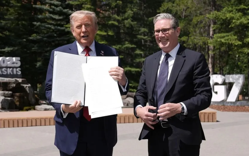 Tổng thống Mỹ Donald Trump cầm thỏa thuận thương mại Anh - Mỹ với Thủ tướng Anh Keir Starmer tại Hội nghị thượng đỉnh G-7 ở Kananaskis (Canada) vào ngày 16-6. Ảnh: STEFAN ROUSSEAU/POOL Nhiều nước chạy đua ký thỏa thuận thuế đối ứng với Mỹ