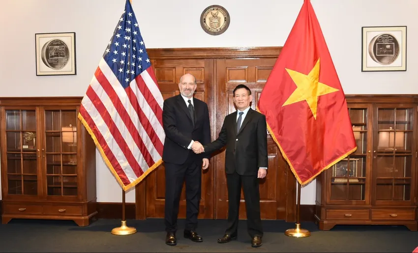 Bộ trưởng Thương mại Mỹ Howard Lutnick (trái) gặp Phó Thủ tướng Hồ Đức Phớc để đàm phán về thương mại song phương hồi tháng 4. Ảnh: VGP nhieu-nuoc-chay-dua-dat-thoa-thuan-thuong-mai-voi-my.png