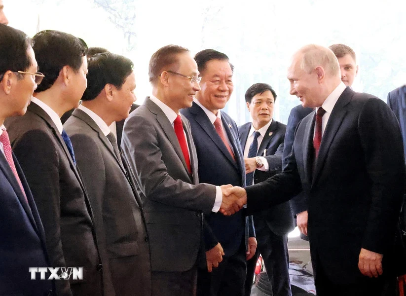 Tổng thống Nga Vladimir Putin với các thành viên Đoàn Việt Nam. Ảnh: TTXVN Tổng Bí thư Nguyễn Phú Trọng hội đàm với Tổng thống Putin 4.jpg