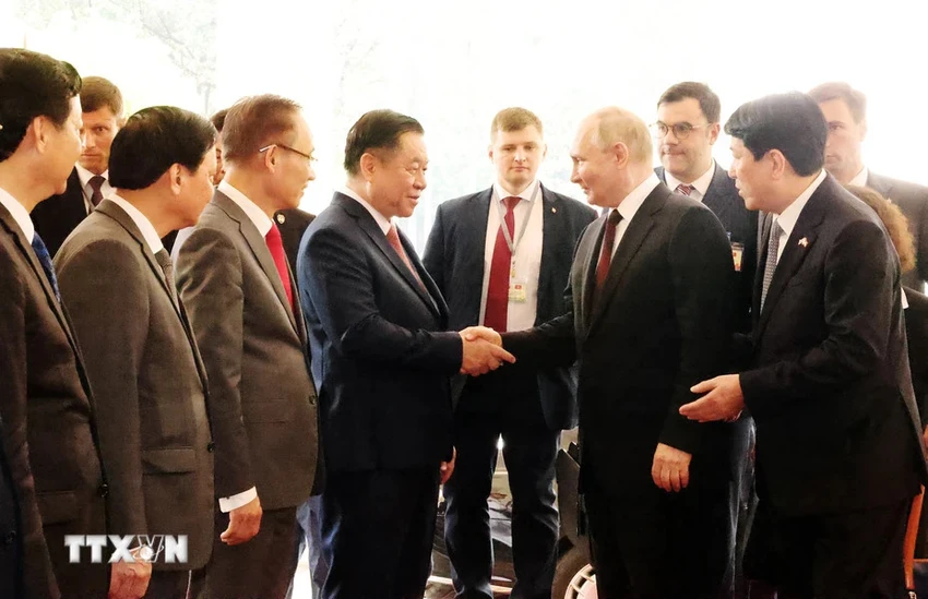 Tổng thống Nga Vladimir Putin với các thành viên Đoàn Việt Nam. Ảnh: TTXVN Tổng Bí thư Nguyễn Phú Trọng hội đàm với Tổng thống Putin 5.jpg