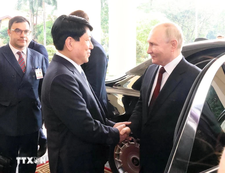 Uỷ viên Bộ Chính trị, Thường trực Ban Bí thư Lương Cường đón Tổng thống Nga Vladimir Putin tại sảnh trụ sở Trung ương Đảng. Ảnh: TTXVN Tổng Bí thư Nguyễn Phú Trọng hội đàm với Tổng thống Putin 6.jpg