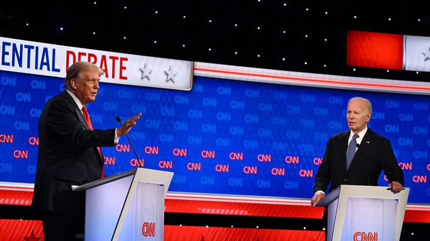 Tổng thống Mỹ Joe Biden (phải) và cựu Tổng thống Mỹ Donald Trump trong phiên tranh luận tối 27-6. Ảnh: CNN phiên tranh luận.jpg
