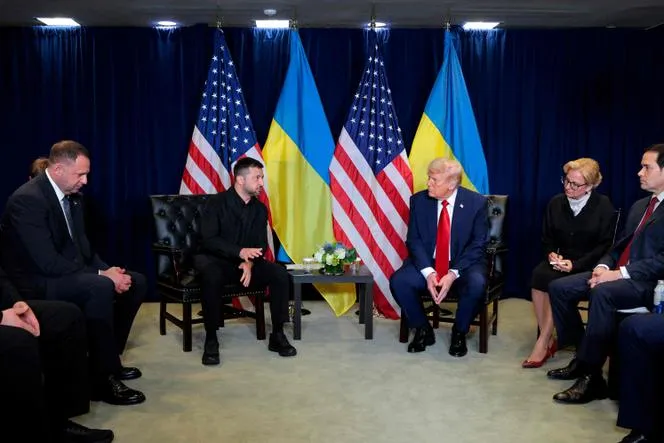 Tổng thống Ukraine Volodymyr Zelensky (trái) gặp Tổng thống Mỹ Donald Trump bên lề kỳ họp thứ 80 của Đại hội đồng Liên Hợp Quốc ngày 23-9. Ảnh: AFP xung đột Ukraine