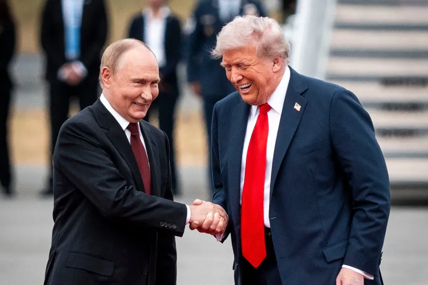 Tổng thống Mỹ Donald Trump (phải) và Tổng thống Nga Vladimir Putin trong cuộc gặp hồi tháng 8. Ảnh: Doug Mills/The New York Times 16dc-trump-putin-hqtc-superJumbo.jpg