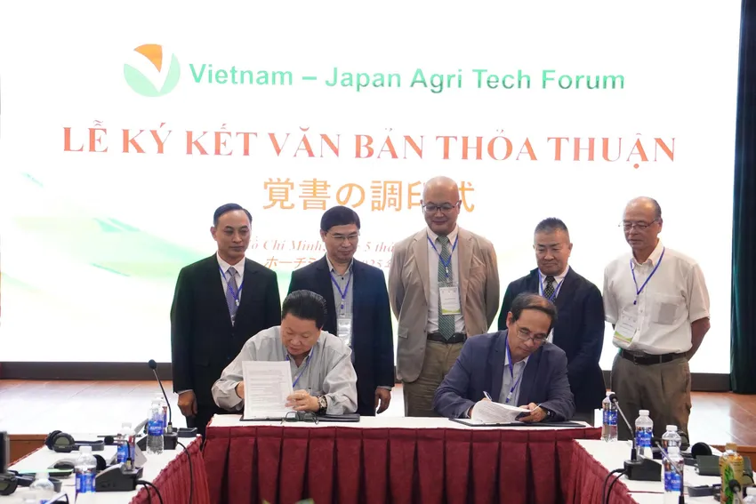 Đại diện các Viện, doanh nghiệp ký kết các thỏa thuận hợp tác. Ảnh: QUỲNH DIỆP IMG_9948.jpeg