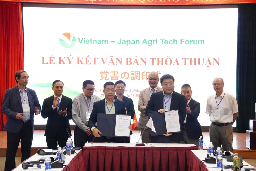 Đại diện các Viện, doanh nghiệp ký kết các thỏa thuận hợp tác. Ảnh: QUỲNH DIỆP IMG_9949.jpeg