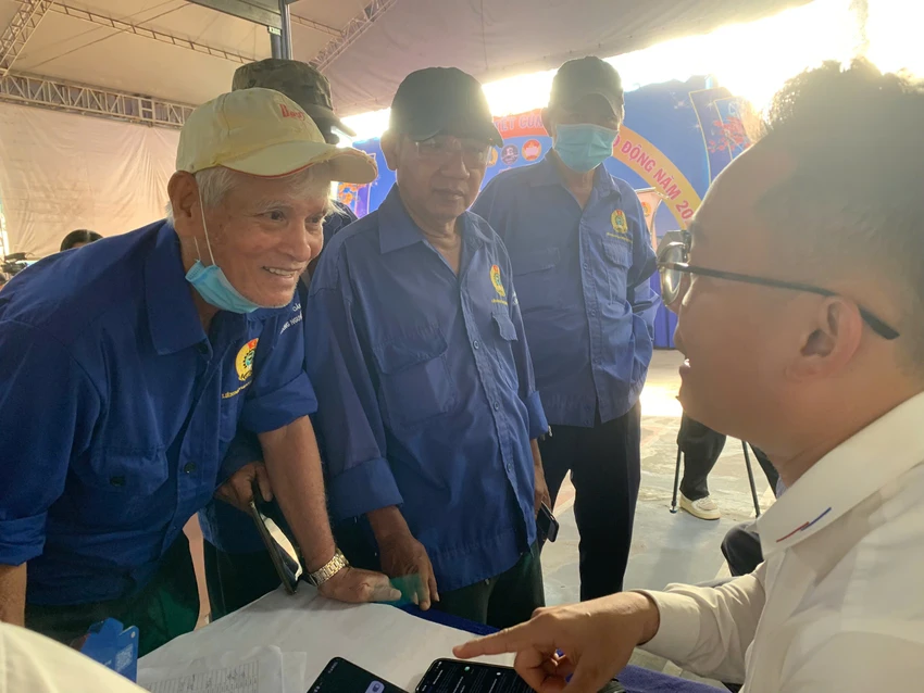 Người lao động tham gia “Ngày hội hàng Việt Nam – Vui Tết cùng người lao động” năm 2025 do LĐLĐ quận 1 tổ chức. Ảnh minh họa: HẢI NHI thưởng tết nguyên đán 2025 .jpg