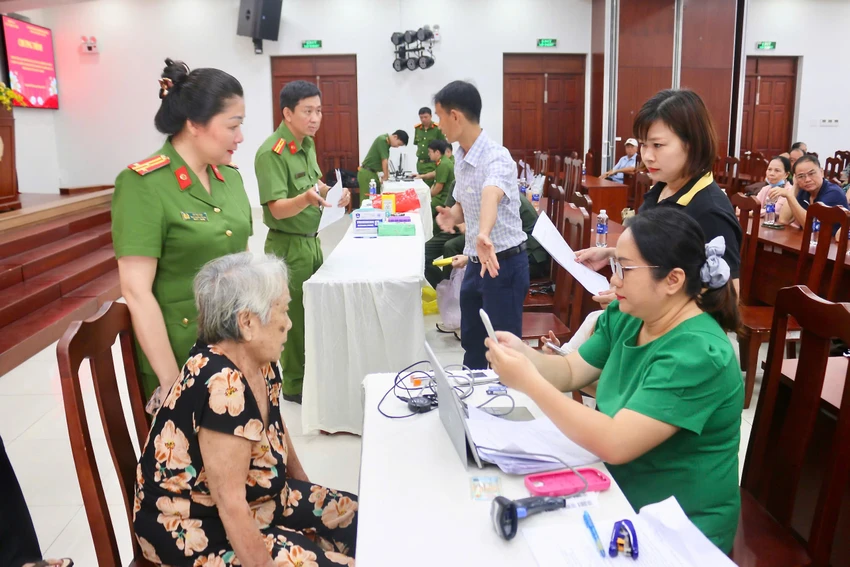 Nhiều gia đình thân nhân liệt sĩ đến từ sớm để được lấy mẫu ADN. thân nhân liệt sĩ 1.jpg