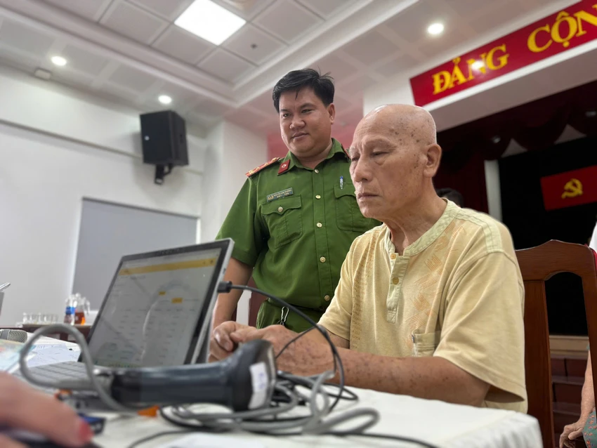 Ông Nguyễn Minh Cường, một trong những thân nhân liệt sĩ có mặt từ sớm để lấy mẫu ADN. thân nhân liệt sĩ 2.jpg
