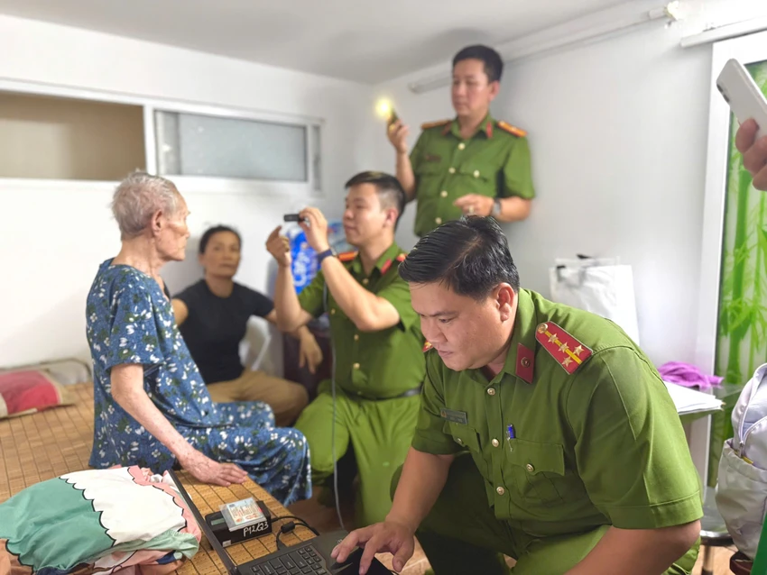 Công an TP.HCM đến từng gia đình để tiếp tục lấy mẫu. thân nhân liệt sĩ 4.jpg
