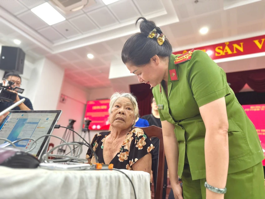 Thượng tá Hồ Thị Lãnh thăm hỏi các gia đình thân nhân liệt sĩ. thân nhân liệt sĩ 5.jpg