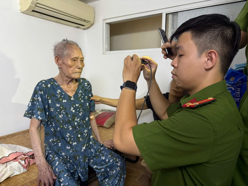 Công an TP.HCM đã đến nhà ông Nguyễn Minh Cường để lấy mẫu của mẹ. thân nhân liệt sĩ 6.jpg
