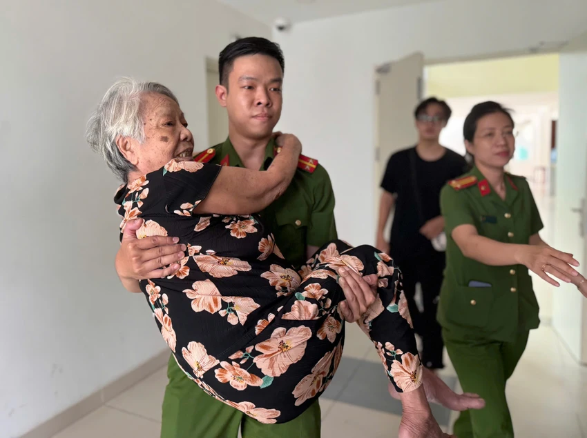 Công an TP.HCM hỗ trợ gia đình thân nhân liệt sĩ di chuyển lấy mẫu ADN. thân nhân liệt sĩ 8.jpg