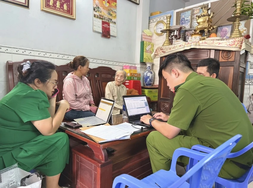 Ngày 18-4, Công an TP.HCM đến tận nhà gia đình người thân liệt sĩ để lấy mẫu ADN nhằm xác định danh tính liệt sĩ. Ảnh: HẢI NHI người có công 2 (2).jpg
