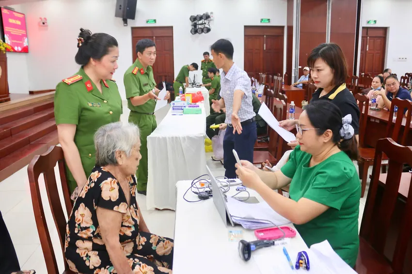 Công an TP.HCM phối hợp Sở Nội vụ TP.HCM tổ chức lấy mẫu ADN cho 64 thân nhân họ ngoại của các liệt sĩ chưa xác định được danh tính tại Sở Nội vụ vào ngày 18-4. Ảnh: HẢI NHI Người có công 3 (2).jpg