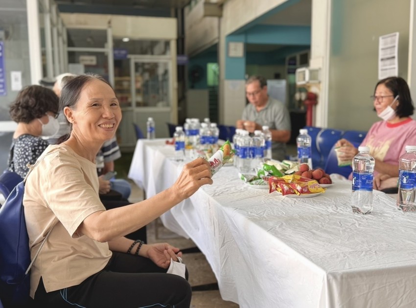 Bà Lý đã có mặt từ 7 giờ 30 phút để được khám chữa bệnh. Ảnh: HN người có công 17.jpg