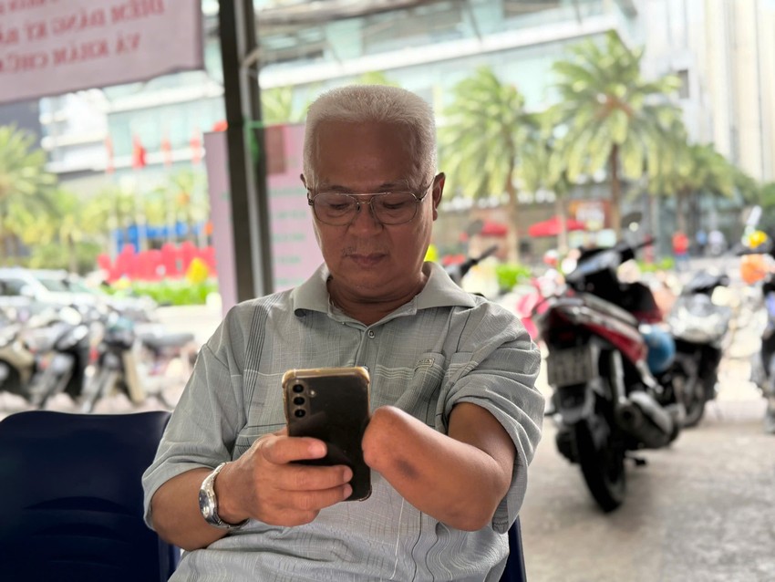 Ông Minh đang đợi thăm khám tại chương trình. Ảnh: HN người có công 8.jpg