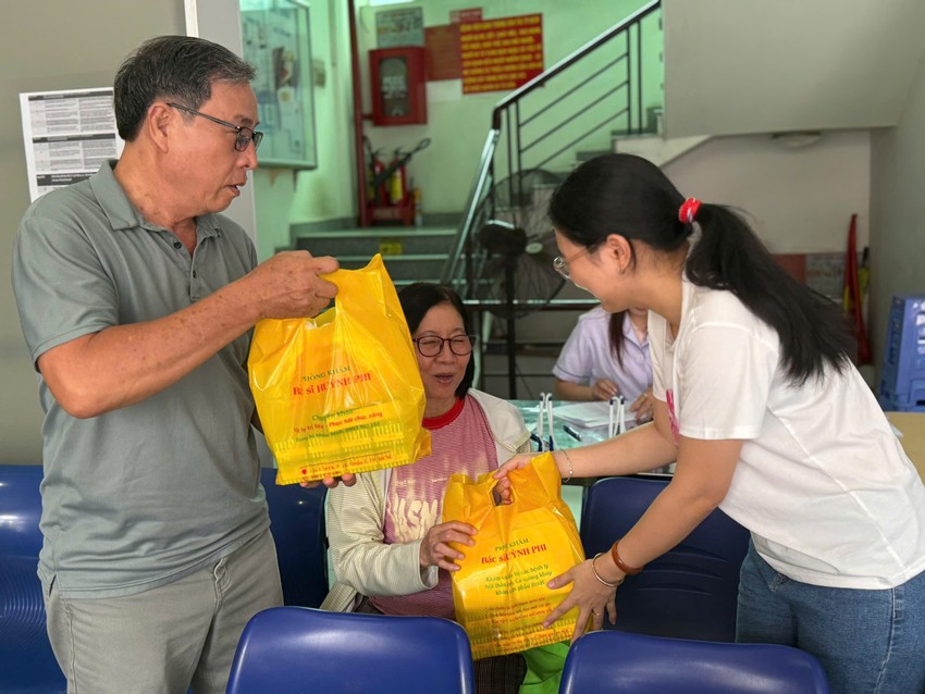 Cô chú là người có công với cách mạng được tặng quà khi đến khám chữa bệnh. Ảnh: HN người có công 9.jpg