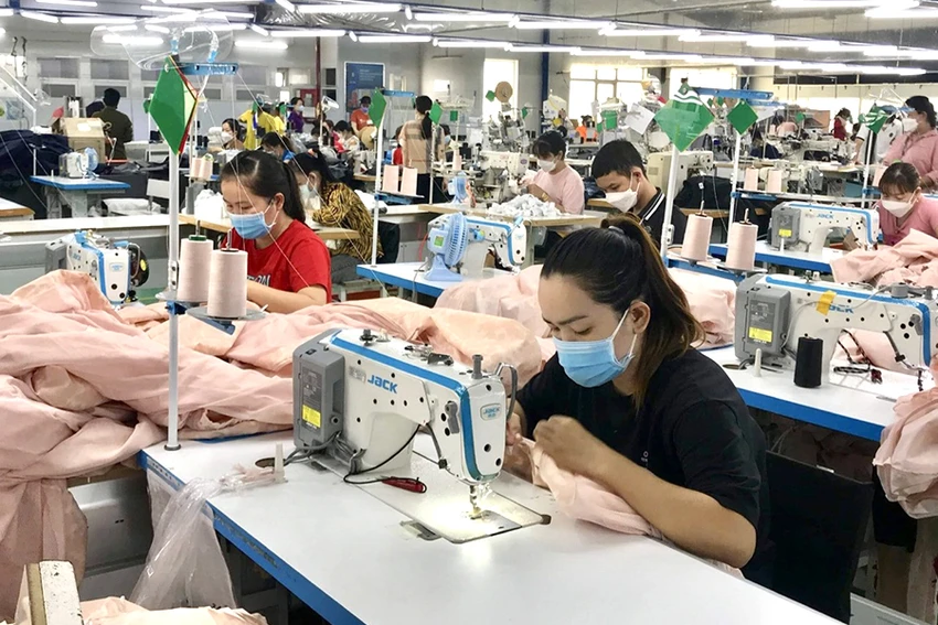 Từ ngày 1-1-2026, người lao động tại TPHCM sẽ được áp dụng mức lương tối thiểu mới theo ba vùng, từ 4,14 – 5,31 triệu đồng/tháng, 20.000 – 25.500 đồng/giờ. Ảnh: TL lương tối thiểu.jpg