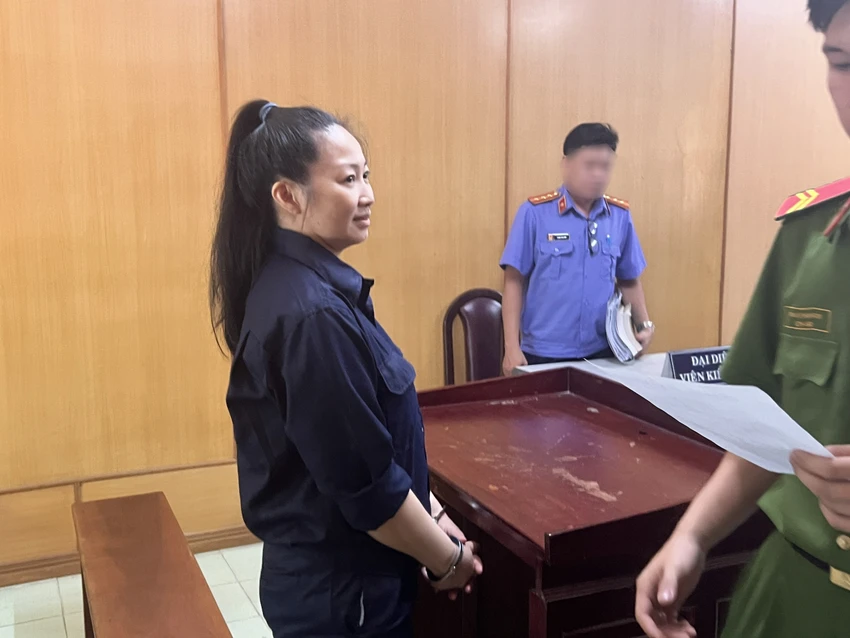 Bị cáo Hồ Thị Hoàng Oanh tại toà. Ảnh: HỮU ĐĂNG hothihoangoanh.jpg