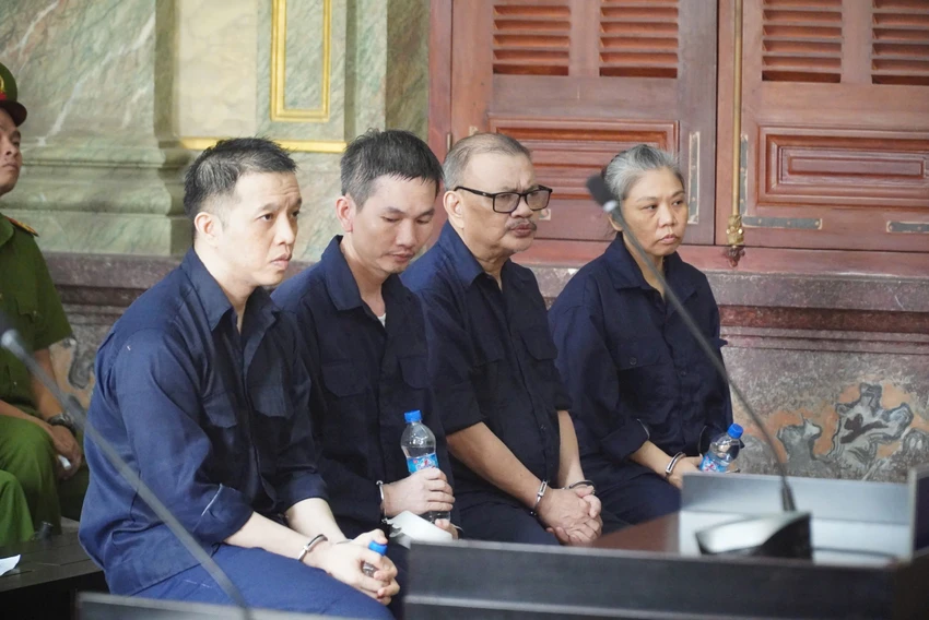 Các bị cáo tại toà. Ảnh: HỮU ĐĂNG nhà đất công