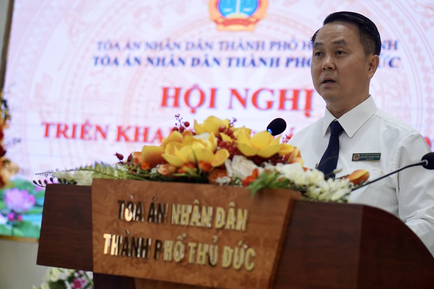 Ông Nguyễn Thành Vinh, Chánh án TAND TP Thủ Đức đề nghị đội ngũ thẩm phán, thư ký cần nổ lực, chủ động sáng tạo hơn nữa trong năm 2025. Ảnh: HỮU ĐĂNG IMG_1732.jpeg