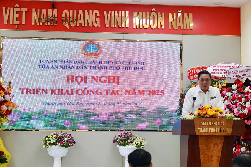 Phó Chánh án TAND TP.HCM Phùng Văn Hải đánh giá cao sự nỗ lực của đội ngũ cán bộ, công chức tại TAND TP Thủ Đức. Ảnh: HỮU ĐĂNG IMG_1733.jpeg