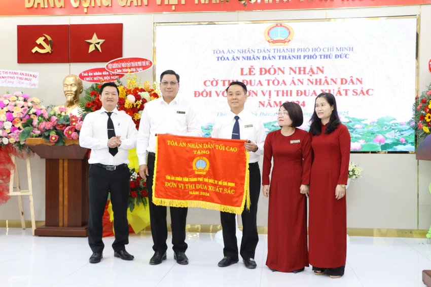 TAND TP Thủ Đức vinh dự nhận cờ thi đua xuất sắc của TAND Tối cao. Ảnh: HỮU ĐĂNG tand tp thủ đức