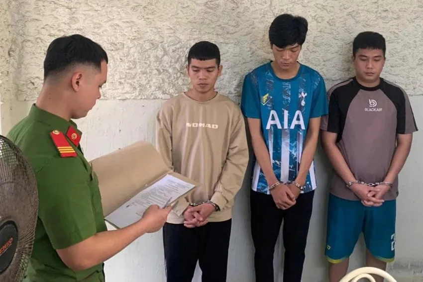 3 bị can tại cơ quan công an. Ảnh: CACC nam shipper tử vong