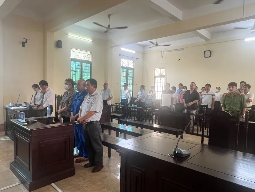 Các bị cáo trong phiên toà ngày 22-7. Ảnh: HỮU ĐĂNG Công ty Tân Tân