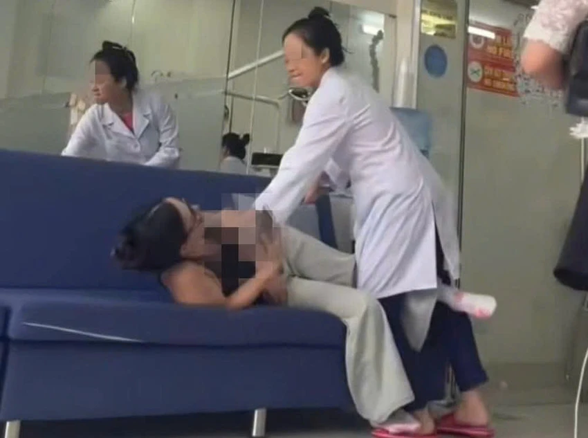 Bà C, chủ cơ sở nha khoa đang có hành vi tấn công chị T. Ảnh cắt từ clip bác sĩ nha khoa