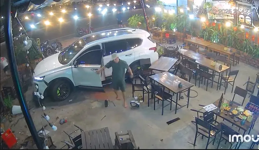 Hiện trường vụ việc được camera ghi lại. Ảnh cắt từ clip ô tô lao vào quán nhậu