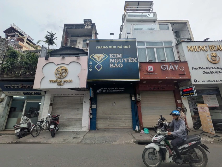 Công an TP.HCM tiếp nhận nhiều tố giác về tiệm vàng Kim Nguyên Bảo trên đường Cách Mạng Tháng Tám, phường Hòa Hưng. Ảnh: HT mua vàng online