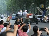 Dân lập bàn thờ đón linh cữu bác Sáu Khải về quê ảnh 11 Linh xa đưa linh cữu bác Sáu Khải về đất mẹ Củ Chi