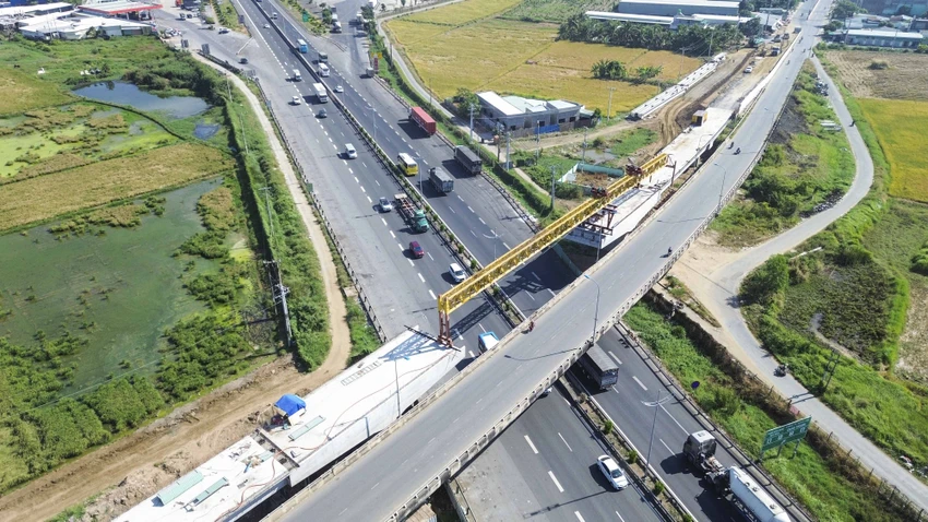 Dự án cầu vượt số 3, đơn vị thi công đang tiến hành công việc lắp dầm. Ảnh: HUỲNH DU cao-toc-tphcm-trung-luong-2-6188.jpg