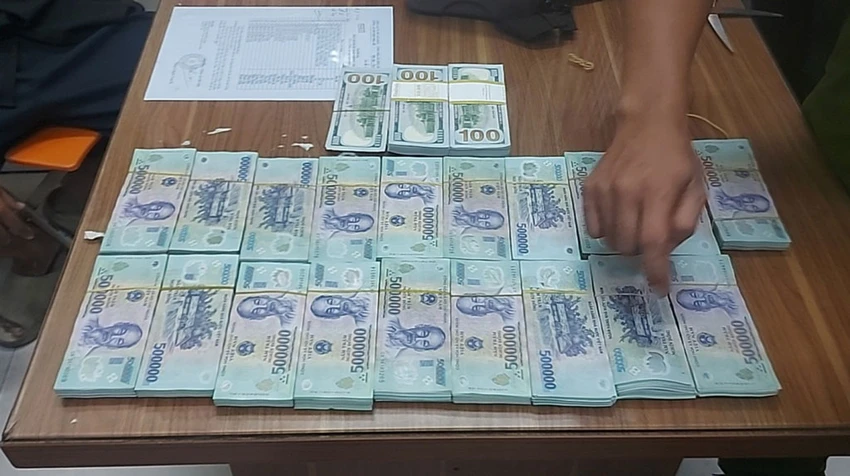 Công an thu hồi số tiền là tang vật mà Khoa đã lấy trộm lấy trộm.jpg