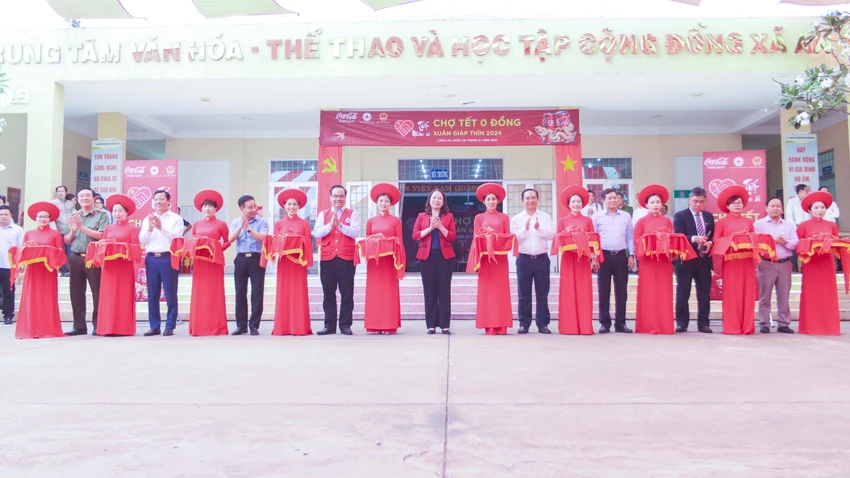 Phó Chủ tịch nước cùng cắt băng khai mạc phiên Chợ 0 đồng. Ảnh: HD Phó Chủ tịch nước Võ Thị Ánh Xuân (3).JPG