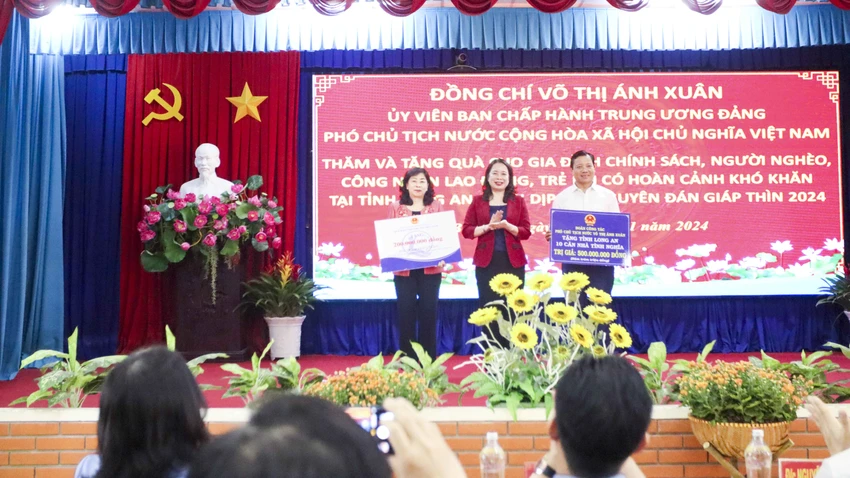Dịp này, Phó Chủ tịch nước đã trao 10 căn nhà Đại đoàn kết cùng 200 triệu đồng cho Quỹ bảo trợ trẻ em tỉnh Long An. Ảnh:HD Phó Chủ tịch nước Võ Thị Ánh Xuân (6).JPG