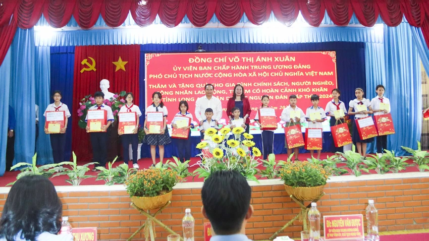 Phó Chủ tịch nước Võ Thị Ánh Xuân và Bí thư Tỉnh ủy Long An Nguyễn Văn Được trao quà cho học sinh nghèo khó khăn. Ảnh: HD Phó Chủ tịch nước Võ Thị Ánh Xuân (7).JPG