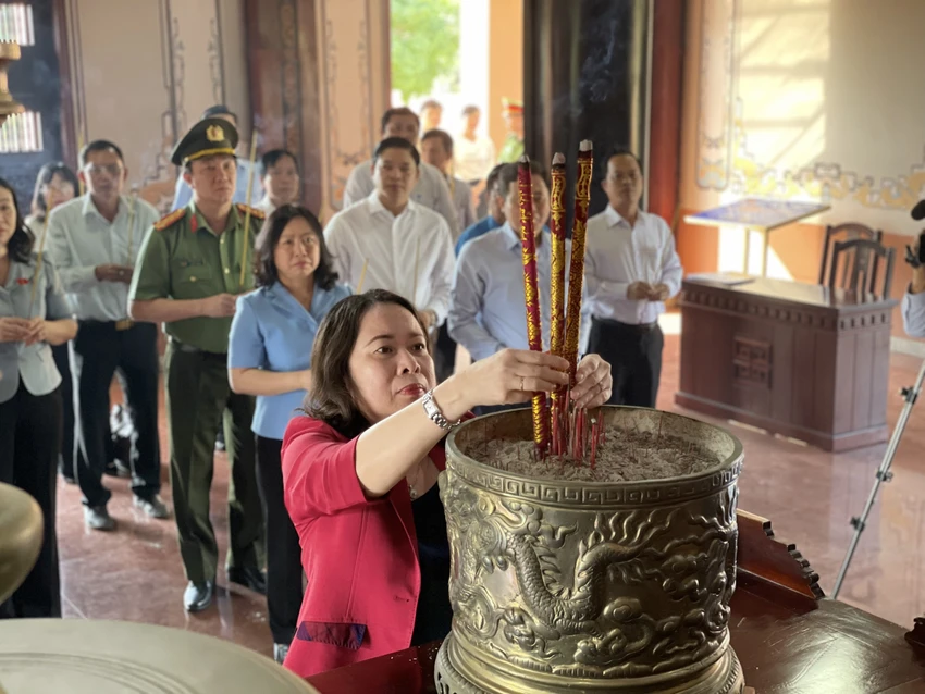 Phó Chủ tịch nước Võ Thị Ánh Xuân thắp hương cố Luật sư Nguyễn Hữu Thọ. Ảnh: HD Phó Chủ tịch nước Võ Thị Ánh Xuân (9).jpg