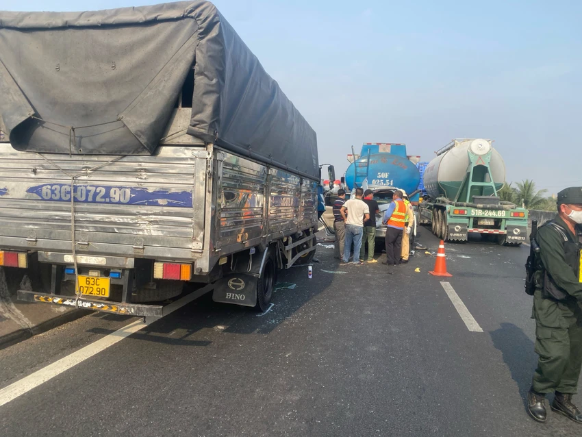 Đội CSGT cao tốc TP.HCM – Trung Lương nhanh chóng có mặt hiện trường điều tiết giao thông. Ảnh: CTV cao tốc TP.HCM - Trung Lương (2).jpg